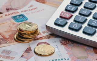 Совфед и Госдума запретили банкам забирать соцвыплаты за долги
