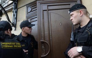 Приставы научились взыскивать долги с неофициальных доходов