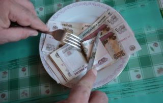 Защита прожиточного минимума должников откладывается?