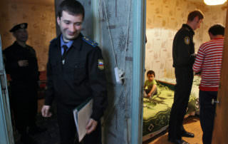 Личную жизнь россиян используют для взыскания долгов
