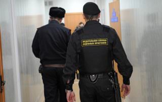 Приставы будут выламывать двери должникам