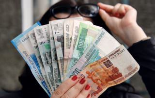 Россияне погрязли в долгах. Власти нашли способ, как с этим бороться