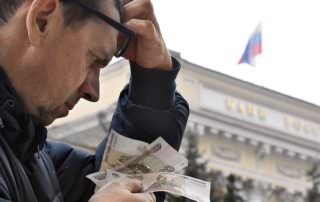 Власти разрешат россиянам с низким уровнем доходов обанкротиться