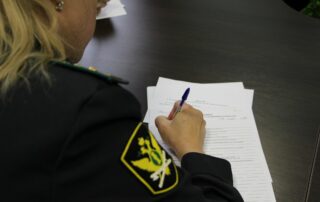 Судебные приставы незаконно списали деньги: как вернуть свое?