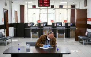 Работе закона о бесплатном банкротстве мешают приставы?