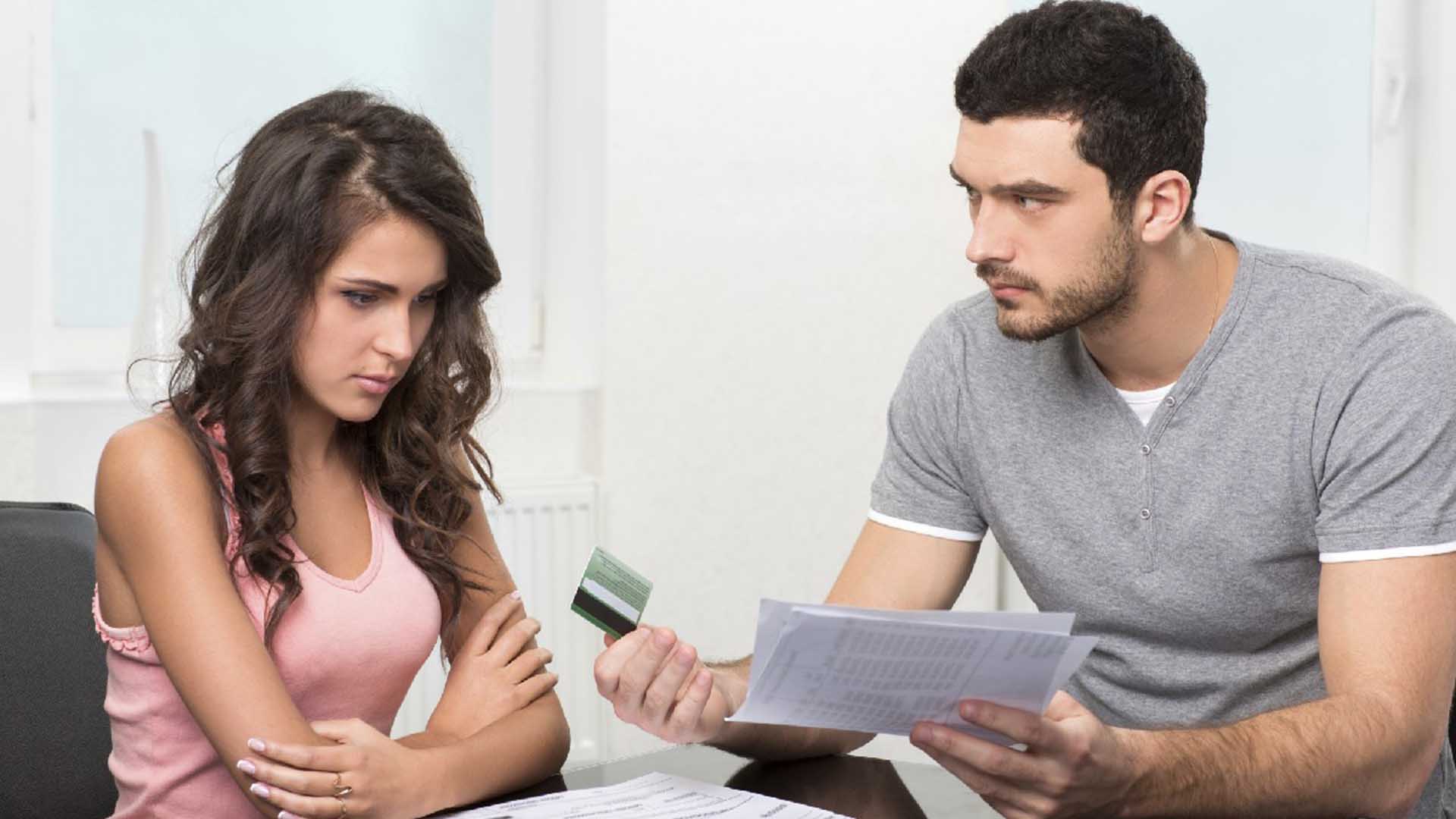 При разводе кредиты мужа делятся. Делить имущество при разводе. Девушка с волосами. Раздел долгов супругов. Муж и жена делят кредит.